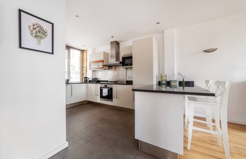 Bermondsey Apartment | Stylish with beautiful brick walls