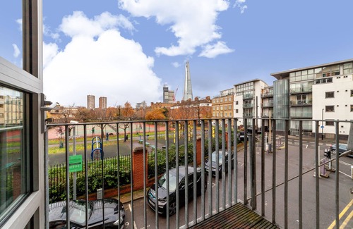 Bermondsey Apartment | Stylish with beautiful brick walls