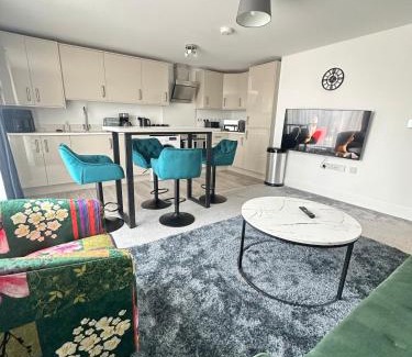 Woking Apartment | Stylish Woking Stay & Parking