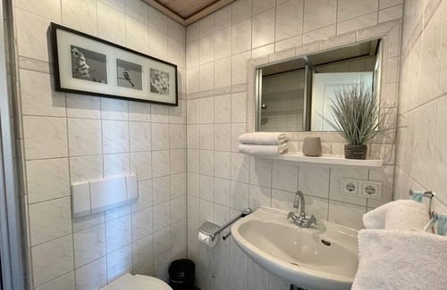 Kleinmorsum Apartment | Stylishly furnished 30 sqm apartment on the first floor with private roof terrace - Uasterhörn Morsum