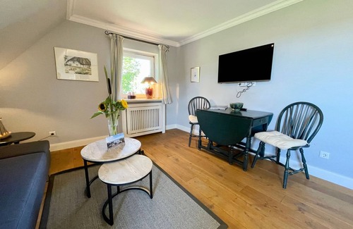 Kleinmorsum Apartment | Stylishly furnished 60 sqm apartment on the first floor with sofa bed - Uasterhörn Morsum