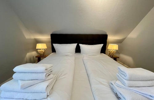 Kleinmorsum Apartment | Stylishly furnished 60 sqm apartment on the first floor with sofa bed - Uasterhörn Morsum