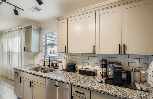 Westside House | Stylishly remodeled and newly furnished 3BR in Downtown ATL - Office, Yard, Deck