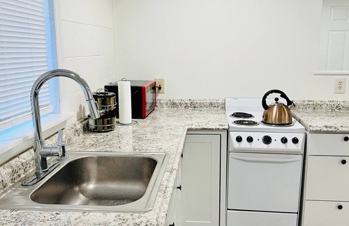 Chatham Crescent Apartment | Stylist 1 bedroom condo close to downtown and major hospital hospitals