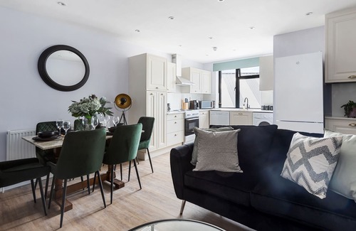 Dudden Hill Apartment | Stylist 3 Bed Apartment in London