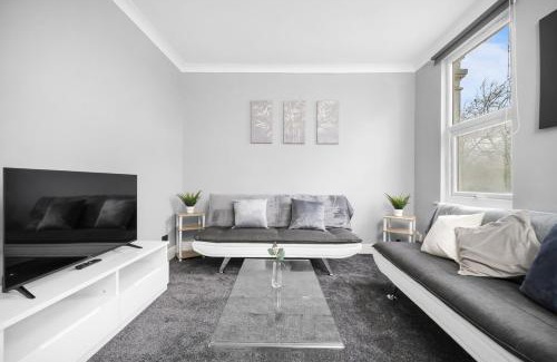Cann Hall Apartment | Stylist and Cosy 2 bed Apartment LongStay Parking Sleeps 4 WiFi