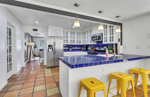 Canyon Country House | Stylist Haven/Retreat/near Six Flag and Universal Studio.