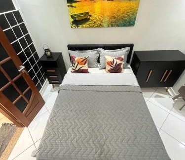 Sao Cristovao Hotel | Suíte 20 com tv, frigobar, banheiro privativo, espaçosa, bem decorada, espaço de trabalho