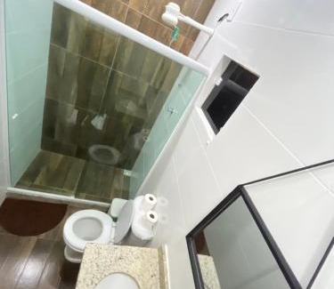 Sao Cristovao Hotel | Suíte 20 com tv, frigobar, banheiro privativo, espaçosa, bem decorada, espaço de trabalho