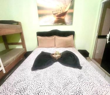 Sao Cristovao Hotel | Suíte 21 com tv, frigobar, mesa de trabalho, decorada e banheiro privativo