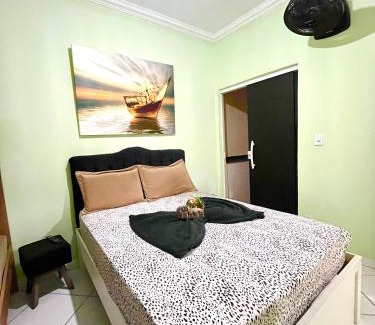 Sao Cristovao Hotel | Suíte 21 com tv, frigobar, mesa de trabalho, decorada e banheiro privativo