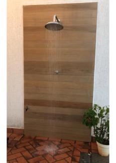 Goiania House | Suíte com janela para o jardim