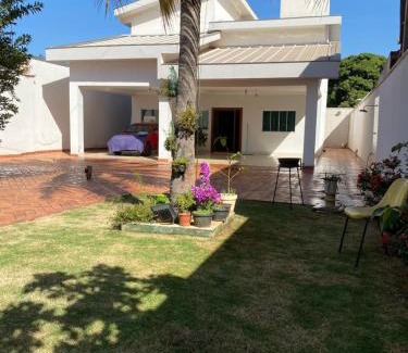 Goiania House | Suíte com janela para o jardim