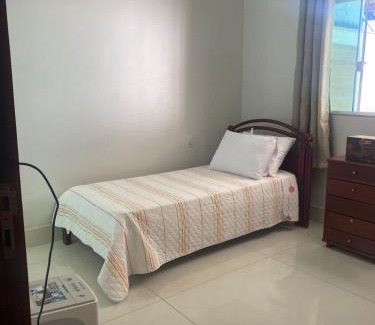 Goiania House | Suíte com janela para o jardim