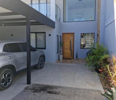 Niteroi House | Suíte com varanda em casa moderna e familiar da Mirian