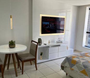 Caminho das Arvores Apartment | Suíte luxo com tela de cinema no América Towers Studio Residence