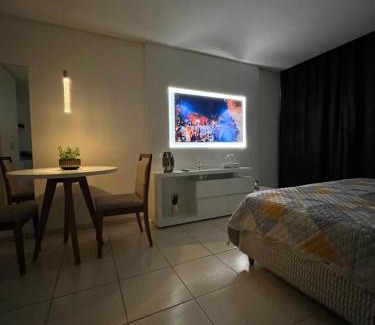 Caminho das Arvores Apartment | Suíte luxo com tela de cinema no América Towers Studio Residence