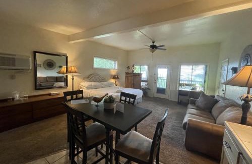 Mount Ida Hotel | SU13, King Studio with kitchenette, lakeview and dining area Hotel Room