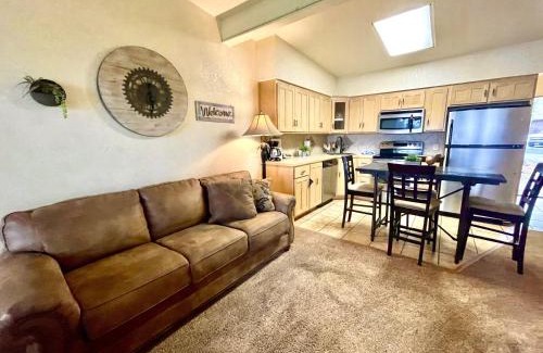 Mount Ida Hotel | SU13, King Studio with kitchenette, lakeview and dining area Hotel Room