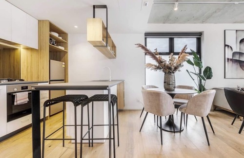 Prahran Apartment | Suave Condo in Trendy Prahran~Steps to Greville St