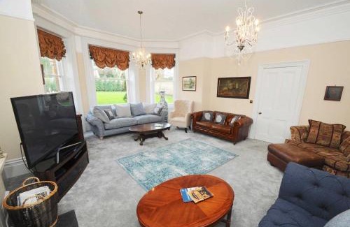Christchurch House | Substantial 6 bed House in Christchurch Dorset