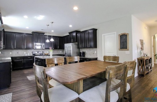 Richmond Hill House | Suburban Escape in Richmond Hill, Fenced Yard+Pets