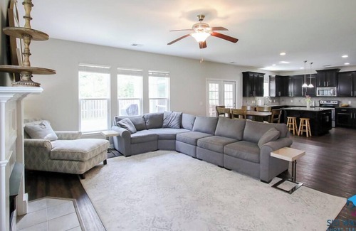 Richmond Hill House | Suburban Escape in Richmond Hill, Fenced Yard+Pets