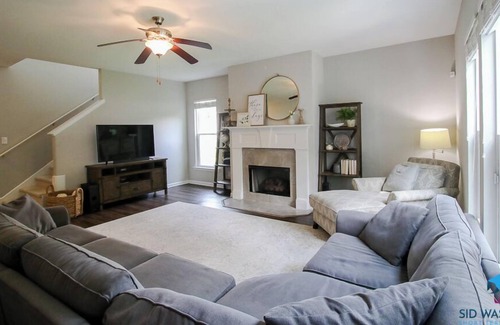 Richmond Hill House | Suburban Escape in Richmond Hill, Fenced Yard+Pets
