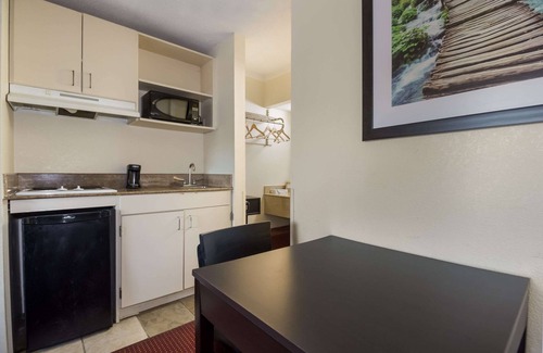 Florence Hotel | Suburban Studios Florence I-95