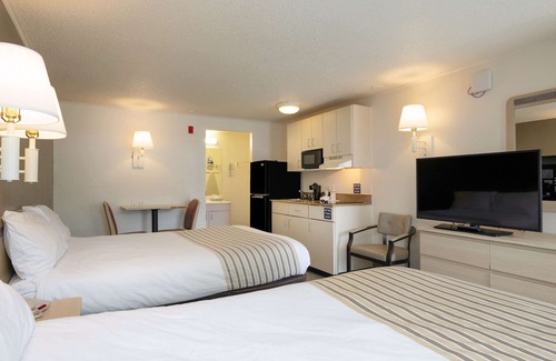 Mentor Hotel | Suburban Studios Mentor - Cleveland Northeast