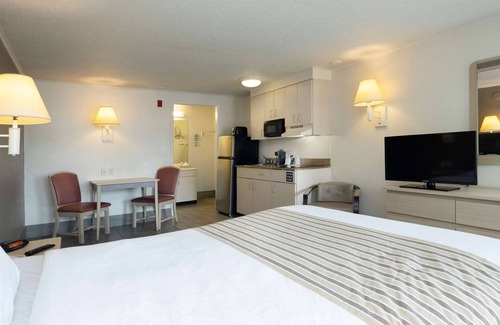 Mentor Hotel | Suburban Studios Mentor - Cleveland Northeast