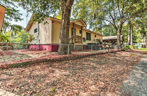 Jefferson Cottage | Sues Camp w/Caddo Lake Access & Dock!