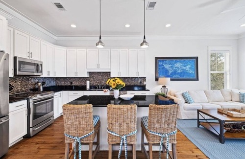 Lakeside at Blue Mountain Beach House | Sugar Blue, walk to the beachn