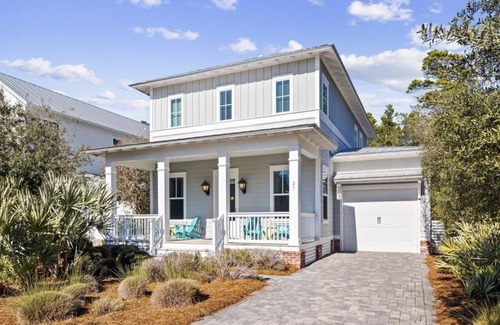 Lakeside at Blue Mountain Beach House | Sugar Blue, walk to the beachn