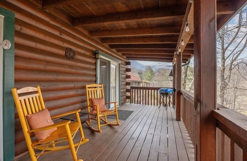 Mountain Springs Cabin | Sugar Creek Cabin - Cozy 3-bedroom cabin in the Mountains of Waynesville, NC