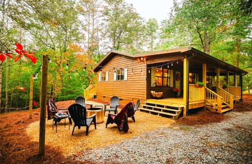 Dahlonega Cabin | Sugar Pine Cabin-2 bed with firepit, WiFi, near downtown Dahlonega & wineries
