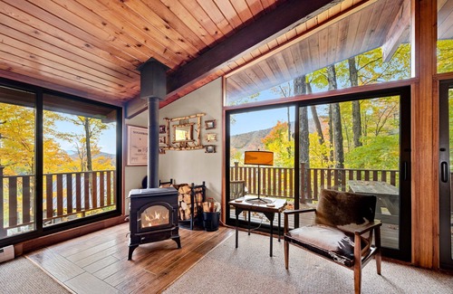 Warren Ski Chalet | SUGARBUSH VINTAGE 1963 CHALET SKI IN OUT FULL REMODEL 2022 MID-WEEK SPECIAL