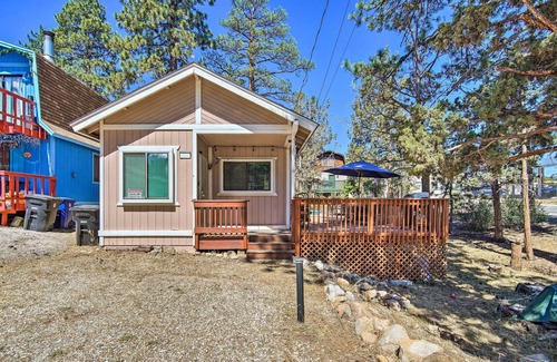 Sugarloaf Cottage | Sugarloaf Cabin w/ Hot Tub ~ 6 Mi to Big Bear