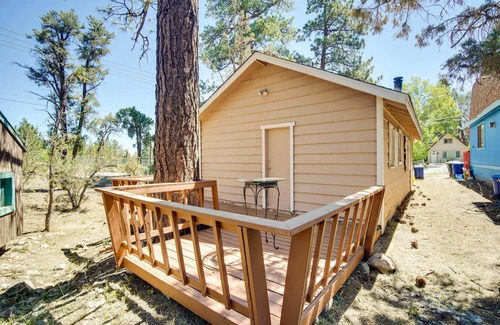 Sugarloaf Cottage | Sugarloaf Cabin w/ Hot Tub ~ 6 Mi to Big Bear