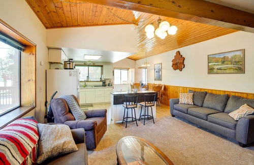 Sugarloaf Cottage | Sugarloaf Cabin w/ Hot Tub ~ 6 Mi to Big Bear