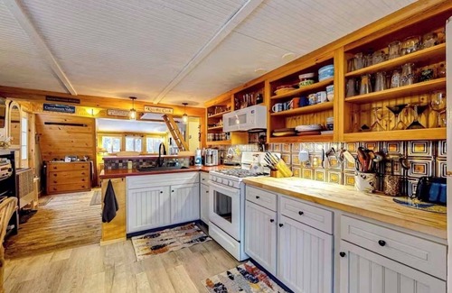 Carrabassett Valley Ski Chalet | Sugarloaf Escape Dog Friendly