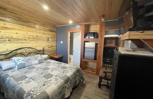 Virginia City Hotel | Sugarloaf Mountain Motel