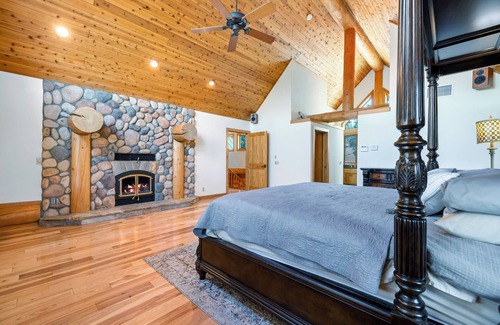 Clovis Cabin | Sugarloaf Ranch-Beautiful Log Cabin with mountain views!
