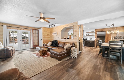 Eagle Mountain Estates Cabin | Sugarpine Retreat - Spacious modern cabin with a hot tub, game room, fire pit, and fenced yard