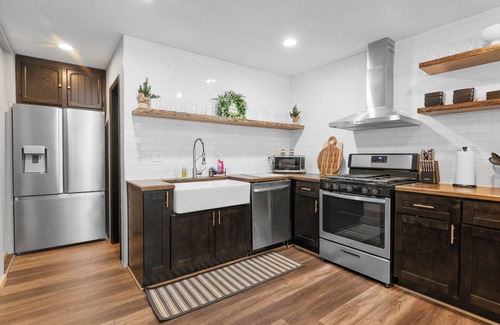 Eagle Mountain Estates Cabin | Sugarpine Retreat - Spacious modern cabin with a hot tub, game room, fire pit, and fenced yard