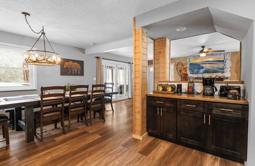 Eagle Mountain Estates Cabin | Sugarpine Retreat - Spacious modern cabin with a hot tub, game room, fire pit, and fenced yard