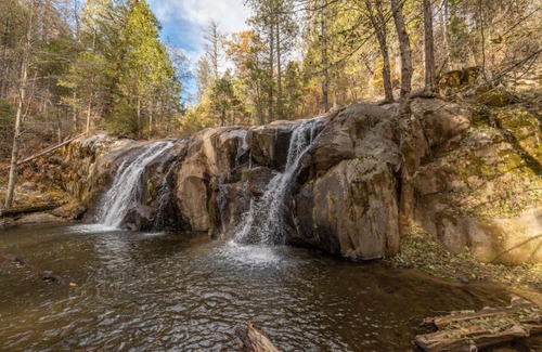Sugar Pine Villa | Sugarpine Trailhead Lodge at Lewis Creek Upper Trailhead just 7 miles from Yosemite