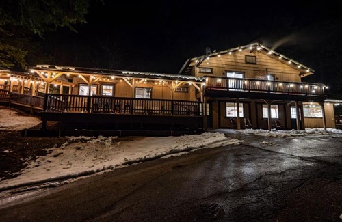 Sugar Pine Villa | Sugarpine Trailhead Lodge at Lewis Creek Upper Trailhead just 7 miles from Yosemite