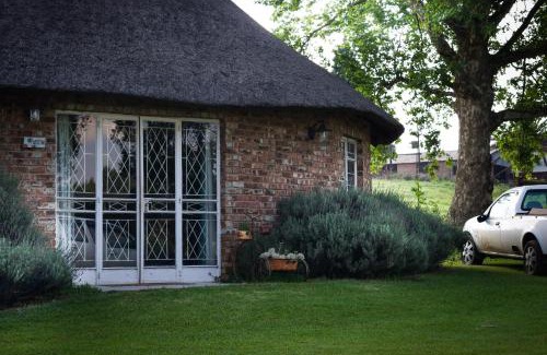 Msukaligwa House | Suikerbosskuur Rondavel & Chalet