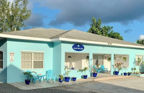 West Bay Apartment | Suite 1 Beach Shuttle Concierge Garden Cats